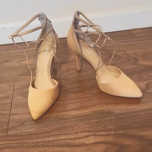 Gianni Bini beige leather pump